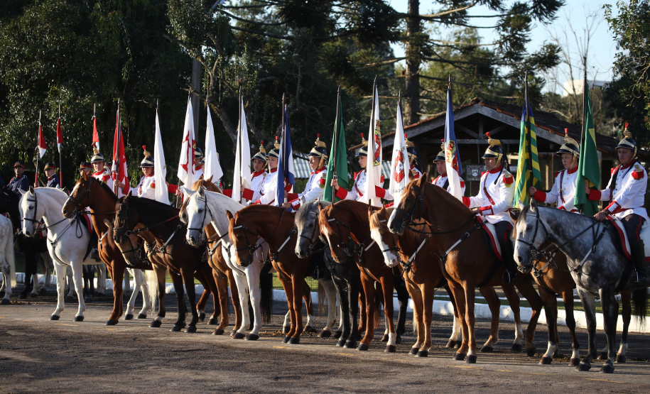 O governador Carlos Massa Ratinho Junior e o presidente em exercício Hamilton Mourão receberam nesta sexta-feira (28) a medalha Heróis da Cavalaria, da Polícia Montada Coronel Dulcídio. A condecoração foi entregue na cerimônia, em Curitiba, que comemora os 140 anos do regimento, que é a unidade mais antiga da Polícia Militar do Paraná.  -  Curitiba, 28/06/2019  -  Foto: José Fernando Ogura/ANPr