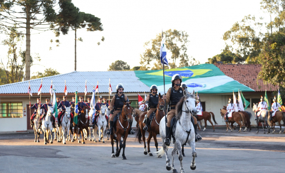 O governador Carlos Massa Ratinho Junior e o presidente em exercício Hamilton Mourão receberam nesta sexta-feira (28) a medalha Heróis da Cavalaria, da Polícia Montada Coronel Dulcídio. A condecoração foi entregue na cerimônia, em Curitiba, que comemora os 140 anos do regimento, que é a unidade mais antiga da Polícia Militar do Paraná.  -  Curitiba, 28/06/2019  -  Foto: José Fernando Ogura/ANPr
