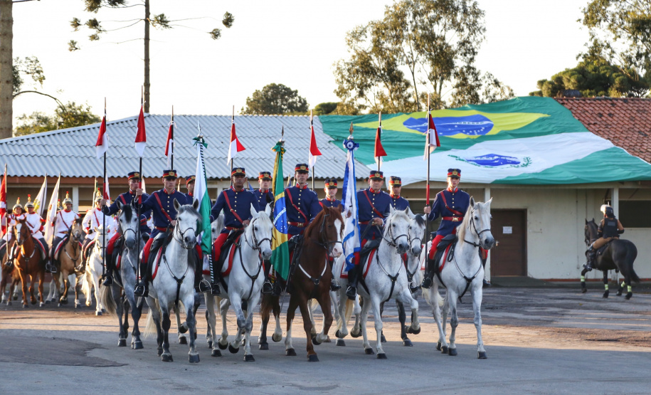 O governador Carlos Massa Ratinho Junior e o presidente em exercício Hamilton Mourão receberam nesta sexta-feira (28) a medalha Heróis da Cavalaria, da Polícia Montada Coronel Dulcídio. A condecoração foi entregue na cerimônia, em Curitiba, que comemora os 140 anos do regimento, que é a unidade mais antiga da Polícia Militar do Paraná.  -  Curitiba, 28/06/2019  -  Foto: José Fernando Ogura/ANPr
