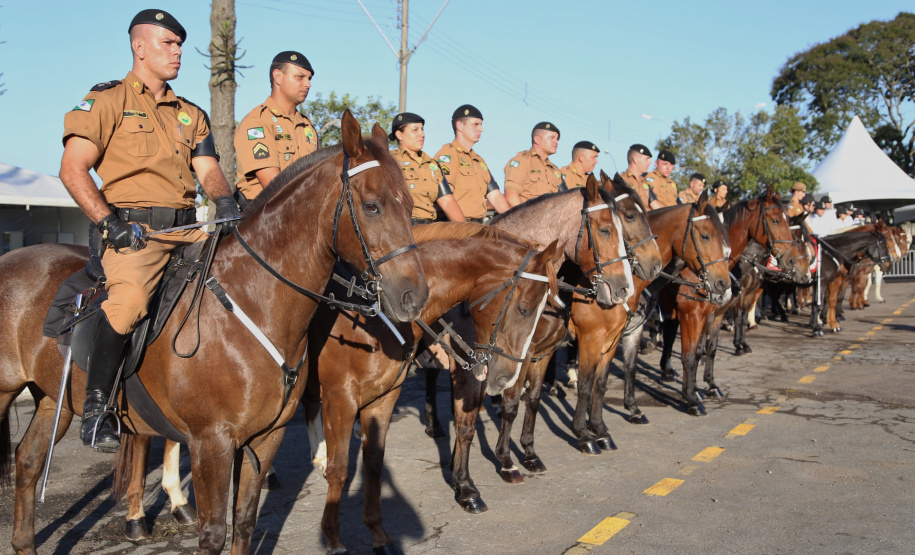 O governador Carlos Massa Ratinho Junior e o presidente em exercício Hamilton Mourão receberam nesta sexta-feira (28) a medalha Heróis da Cavalaria, da Polícia Montada Coronel Dulcídio. A condecoração foi entregue na cerimônia, em Curitiba, que comemora os 140 anos do regimento, que é a unidade mais antiga da Polícia Militar do Paraná.  -  Curitiba, 28/06/2019  -  Foto: José Fernando Ogura/ANPr