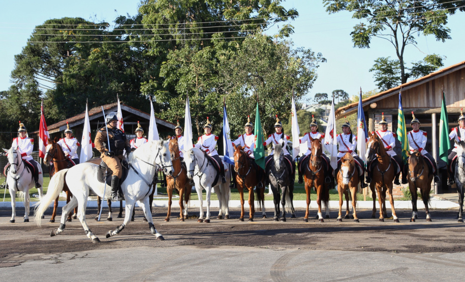 O governador Carlos Massa Ratinho Junior e o presidente em exercício Hamilton Mourão receberam nesta sexta-feira (28) a medalha Heróis da Cavalaria, da Polícia Montada Coronel Dulcídio. A condecoração foi entregue na cerimônia, em Curitiba, que comemora os 140 anos do regimento, que é a unidade mais antiga da Polícia Militar do Paraná.  -  Curitiba, 28/06/2019  -  Foto: José Fernando Ogura/ANPr