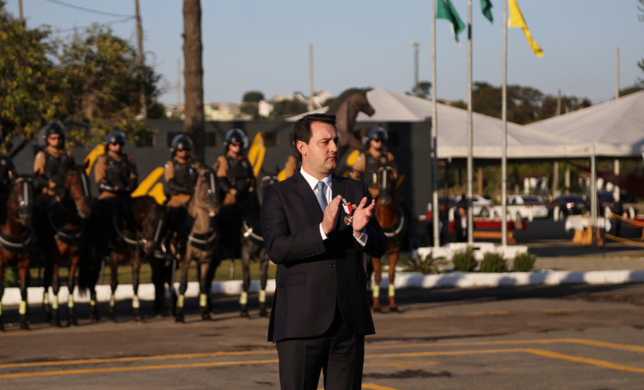 O governador Carlos Massa Ratinho Junior e o presidente em exercício Hamilton Mourão receberam nesta sexta-feira (28) a medalha Heróis da Cavalaria, da Polícia Montada Coronel Dulcídio. A condecoração foi entregue na cerimônia, em Curitiba, que comemora os 140 anos do regimento, que é a unidade mais antiga da Polícia Militar do Paraná.  -  Curitiba, 28/06/2019  -  Foto: José Fernando Ogura/ANPr