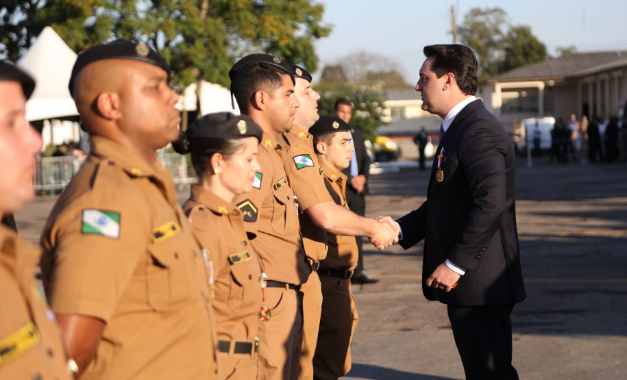 O governador Carlos Massa Ratinho Junior e o presidente em exercício Hamilton Mourão receberam nesta sexta-feira (28) a medalha Heróis da Cavalaria, da Polícia Montada Coronel Dulcídio. A condecoração foi entregue na cerimônia, em Curitiba, que comemora os 140 anos do regimento, que é a unidade mais antiga da Polícia Militar do Paraná.  -  Curitiba, 28/06/2019  -  Foto: José Fernando Ogura/ANPr