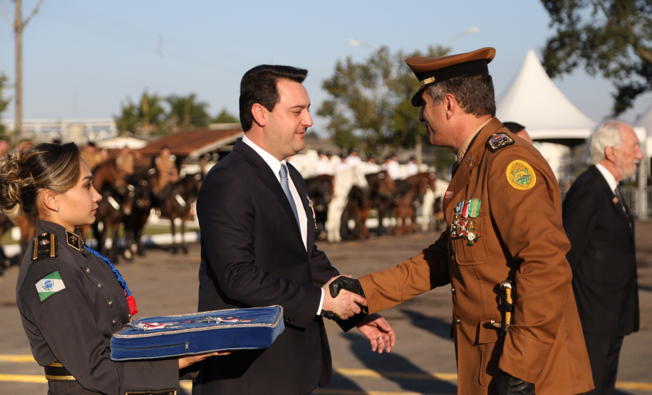 O governador Carlos Massa Ratinho Junior e o presidente em exercício Hamilton Mourão receberam nesta sexta-feira (28) a medalha Heróis da Cavalaria, da Polícia Montada Coronel Dulcídio. A condecoração foi entregue na cerimônia, em Curitiba, que comemora os 140 anos do regimento, que é a unidade mais antiga da Polícia Militar do Paraná.  -  Curitiba, 28/06/2019  -  Foto: José Fernando Ogura/ANPr