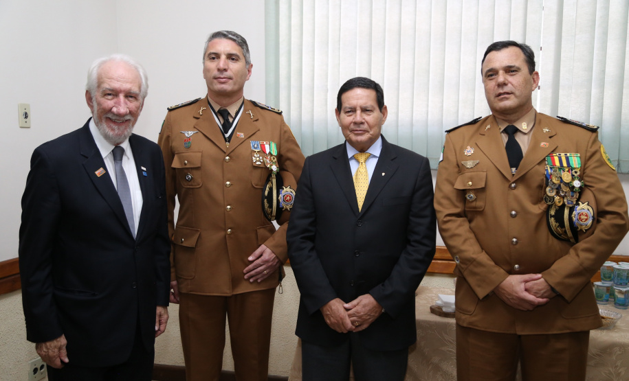 O governador Carlos Massa Ratinho Junior e o presidente em exercício Hamilton Mourão receberam nesta sexta-feira (28) a medalha Heróis da Cavalaria, da Polícia Montada Coronel Dulcídio. A condecoração foi entregue na cerimônia, em Curitiba, que comemora os 140 anos do regimento, que é a unidade mais antiga da Polícia Militar do Paraná.  -  Curitiba, 28/06/2019  -  Foto: José Fernando Ogura/ANPr