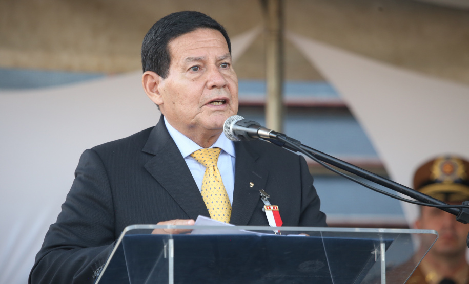 O governador Carlos Massa Ratinho Junior e o presidente em exercício Hamilton Mourão receberam nesta sexta-feira (28) a medalha Heróis da Cavalaria, da Polícia Montada Coronel Dulcídio. A condecoração foi entregue na cerimônia, em Curitiba, que comemora os 140 anos do regimento, que é a unidade mais antiga da Polícia Militar do Paraná.  -  Curitiba, 28/06/2019  -  Foto: José Fernando Ogura/ANPr