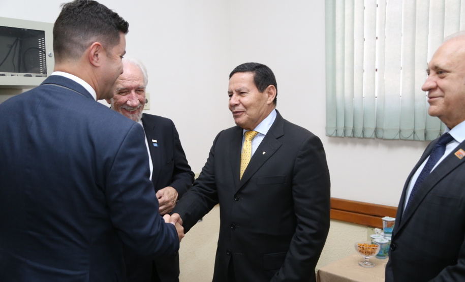 O governador Carlos Massa Ratinho Junior e o presidente em exercício Hamilton Mourão receberam nesta sexta-feira (28) a medalha Heróis da Cavalaria, da Polícia Montada Coronel Dulcídio. A condecoração foi entregue na cerimônia, em Curitiba, que comemora os 140 anos do regimento, que é a unidade mais antiga da Polícia Militar do Paraná.  -  Curitiba, 28/06/2019  -  Foto: José Fernando Ogura/ANPr