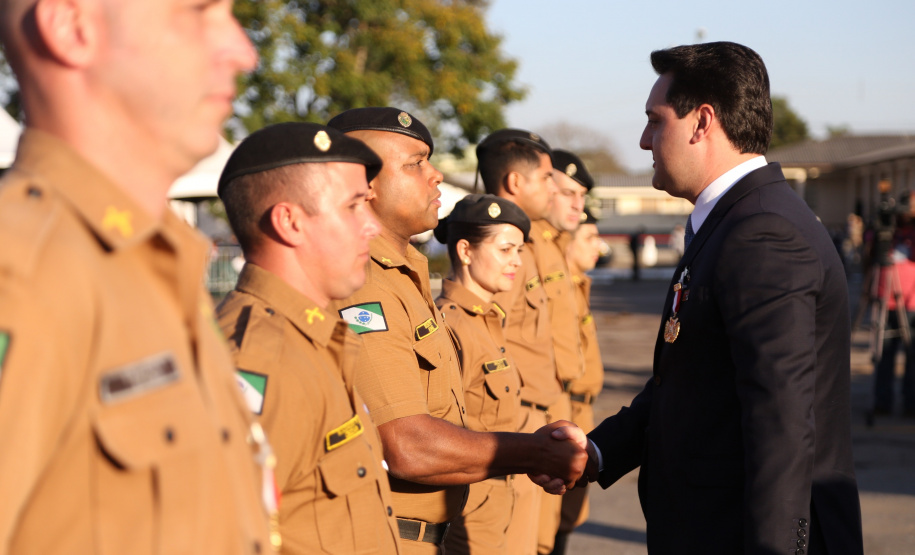 O governador Carlos Massa Ratinho Junior e o presidente em exercício Hamilton Mourão receberam nesta sexta-feira (28) a medalha Heróis da Cavalaria, da Polícia Montada Coronel Dulcídio. A condecoração foi entregue na cerimônia, em Curitiba, que comemora os 140 anos do regimento, que é a unidade mais antiga da Polícia Militar do Paraná.  -  Curitiba, 28/06/2019  -  Foto: José Fernando Ogura/ANPr