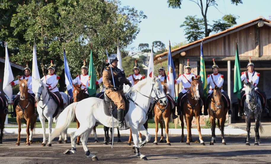 O governador Carlos Massa Ratinho Junior e o presidente em exercício Hamilton Mourão receberam nesta sexta-feira (28) a medalha Heróis da Cavalaria, da Polícia Montada Coronel Dulcídio. A condecoração foi entregue na cerimônia, em Curitiba, que comemora os 140 anos do regimento, que é a unidade mais antiga da Polícia Militar do Paraná.  -  Curitiba, 28/06/2019  -  Foto: José Fernando Ogura/ANPr