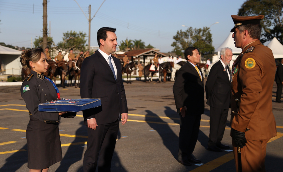 O governador Carlos Massa Ratinho Junior e o presidente em exercício Hamilton Mourão receberam nesta sexta-feira (28) a medalha Heróis da Cavalaria, da Polícia Montada Coronel Dulcídio. A condecoração foi entregue na cerimônia, em Curitiba, que comemora os 140 anos do regimento, que é a unidade mais antiga da Polícia Militar do Paraná.  -  Curitiba, 28/06/2019  -  Foto: José Fernando Ogura/ANPr