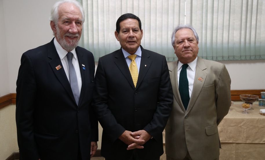 O governador Carlos Massa Ratinho Junior e o presidente em exercício Hamilton Mourão receberam nesta sexta-feira (28) a medalha Heróis da Cavalaria, da Polícia Montada Coronel Dulcídio. A condecoração foi entregue na cerimônia, em Curitiba, que comemora os 140 anos do regimento, que é a unidade mais antiga da Polícia Militar do Paraná.  -  Curitiba, 28/06/2019  -  Foto: José Fernando Ogura/ANPr