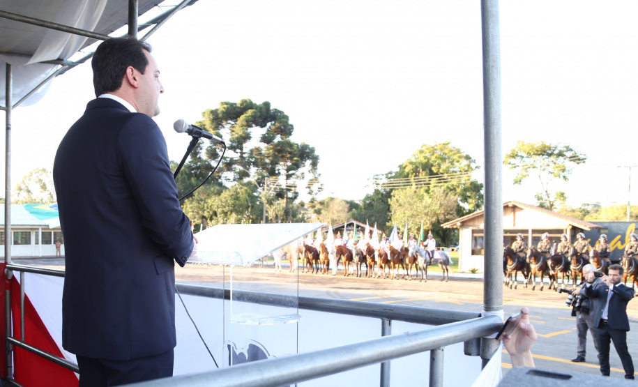 O governador Carlos Massa Ratinho Junior e o presidente em exercício Hamilton Mourão receberam nesta sexta-feira (28) a medalha Heróis da Cavalaria, da Polícia Montada Coronel Dulcídio. A condecoração foi entregue na cerimônia, em Curitiba, que comemora os 140 anos do regimento, que é a unidade mais antiga da Polícia Militar do Paraná.  -  Curitiba, 28/06/2019  -  Foto: José Fernando Ogura/ANPr