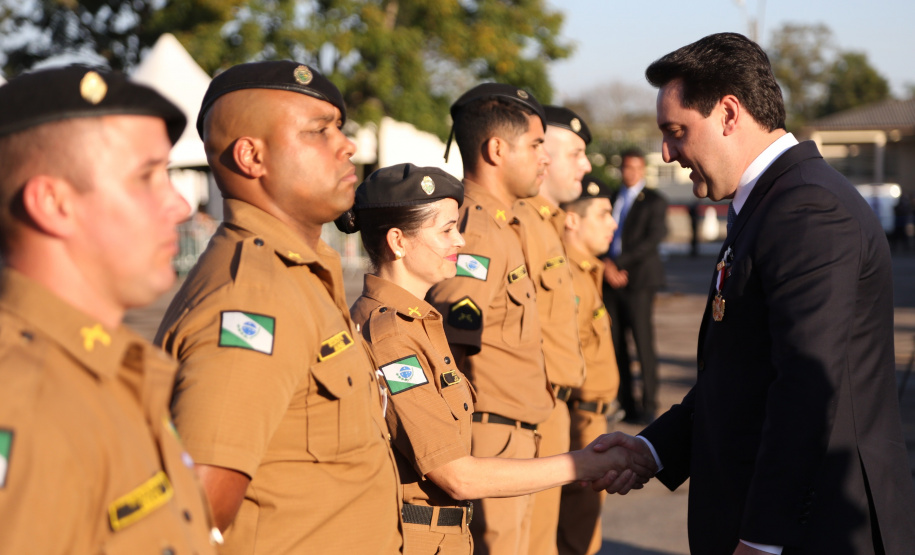 O governador Carlos Massa Ratinho Junior e o presidente em exercício Hamilton Mourão receberam nesta sexta-feira (28) a medalha Heróis da Cavalaria, da Polícia Montada Coronel Dulcídio. A condecoração foi entregue na cerimônia, em Curitiba, que comemora os 140 anos do regimento, que é a unidade mais antiga da Polícia Militar do Paraná.  -  Curitiba, 28/06/2019  -  Foto: José Fernando Ogura/ANPr