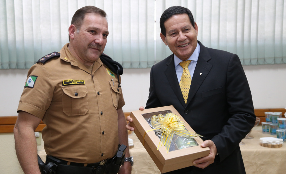 O governador Carlos Massa Ratinho Junior e o presidente em exercício Hamilton Mourão receberam nesta sexta-feira (28) a medalha Heróis da Cavalaria, da Polícia Montada Coronel Dulcídio. A condecoração foi entregue na cerimônia, em Curitiba, que comemora os 140 anos do regimento, que é a unidade mais antiga da Polícia Militar do Paraná.  -  Curitiba, 28/06/2019  -  Foto: José Fernando Ogura/ANPr
