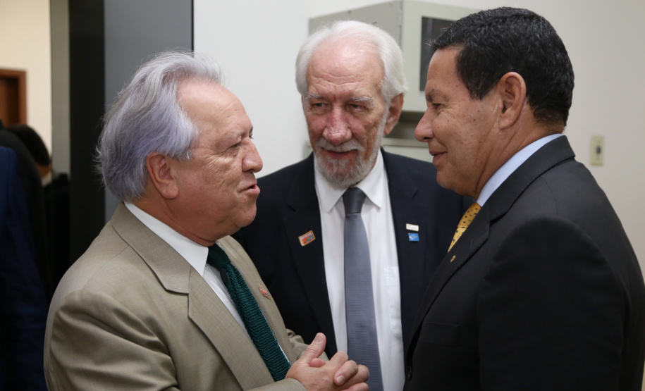O governador Carlos Massa Ratinho Junior e o presidente em exercício Hamilton Mourão receberam nesta sexta-feira (28) a medalha Heróis da Cavalaria, da Polícia Montada Coronel Dulcídio. A condecoração foi entregue na cerimônia, em Curitiba, que comemora os 140 anos do regimento, que é a unidade mais antiga da Polícia Militar do Paraná.  -  Curitiba, 28/06/2019  -  Foto: José Fernando Ogura/ANPr