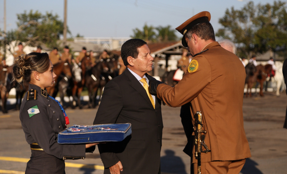 O governador Carlos Massa Ratinho Junior e o presidente em exercício Hamilton Mourão receberam nesta sexta-feira (28) a medalha Heróis da Cavalaria, da Polícia Montada Coronel Dulcídio. A condecoração foi entregue na cerimônia, em Curitiba, que comemora os 140 anos do regimento, que é a unidade mais antiga da Polícia Militar do Paraná.  -  Curitiba, 28/06/2019  -  Foto: José Fernando Ogura/ANPr