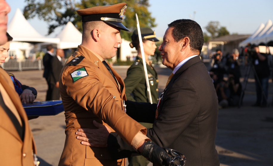 O governador Carlos Massa Ratinho Junior e o presidente em exercício Hamilton Mourão receberam nesta sexta-feira (28) a medalha Heróis da Cavalaria, da Polícia Montada Coronel Dulcídio. A condecoração foi entregue na cerimônia, em Curitiba, que comemora os 140 anos do regimento, que é a unidade mais antiga da Polícia Militar do Paraná.  -  Curitiba, 28/06/2019  -  Foto: José Fernando Ogura/ANPr