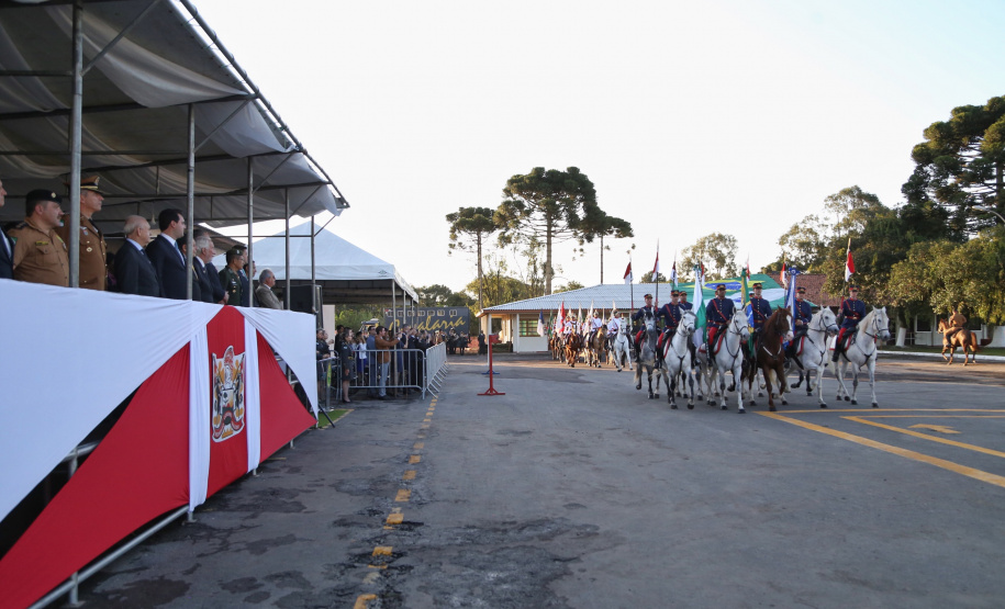O governador Carlos Massa Ratinho Junior e o presidente em exercício Hamilton Mourão receberam nesta sexta-feira (28) a medalha Heróis da Cavalaria, da Polícia Montada Coronel Dulcídio. A condecoração foi entregue na cerimônia, em Curitiba, que comemora os 140 anos do regimento, que é a unidade mais antiga da Polícia Militar do Paraná.  -  Curitiba, 28/06/2019  -  Foto: José Fernando Ogura/ANPr
