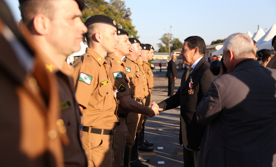 O governador Carlos Massa Ratinho Junior e o presidente em exercício Hamilton Mourão receberam nesta sexta-feira (28) a medalha Heróis da Cavalaria, da Polícia Montada Coronel Dulcídio. A condecoração foi entregue na cerimônia, em Curitiba, que comemora os 140 anos do regimento, que é a unidade mais antiga da Polícia Militar do Paraná.  -  Curitiba, 28/06/2019  -  Foto: José Fernando Ogura/ANPr