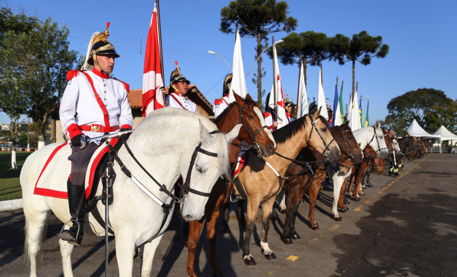 O governador Carlos Massa Ratinho Junior e o presidente em exercício Hamilton Mourão receberam nesta sexta-feira (28) a medalha Heróis da Cavalaria, da Polícia Montada Coronel Dulcídio. A condecoração foi entregue na cerimônia, em Curitiba, que comemora os 140 anos do regimento, que é a unidade mais antiga da Polícia Militar do Paraná.  -  Curitiba, 28/06/2019  -  Foto: José Fernando Ogura/ANPr