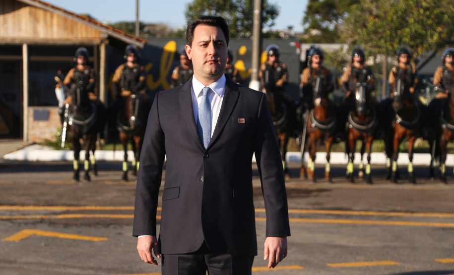 O governador Carlos Massa Ratinho Junior e o presidente em exercício Hamilton Mourão receberam nesta sexta-feira (28) a medalha Heróis da Cavalaria, da Polícia Montada Coronel Dulcídio. A condecoração foi entregue na cerimônia, em Curitiba, que comemora os 140 anos do regimento, que é a unidade mais antiga da Polícia Militar do Paraná.  -  Curitiba, 28/06/2019  -  Foto: José Fernando Ogura/ANPr