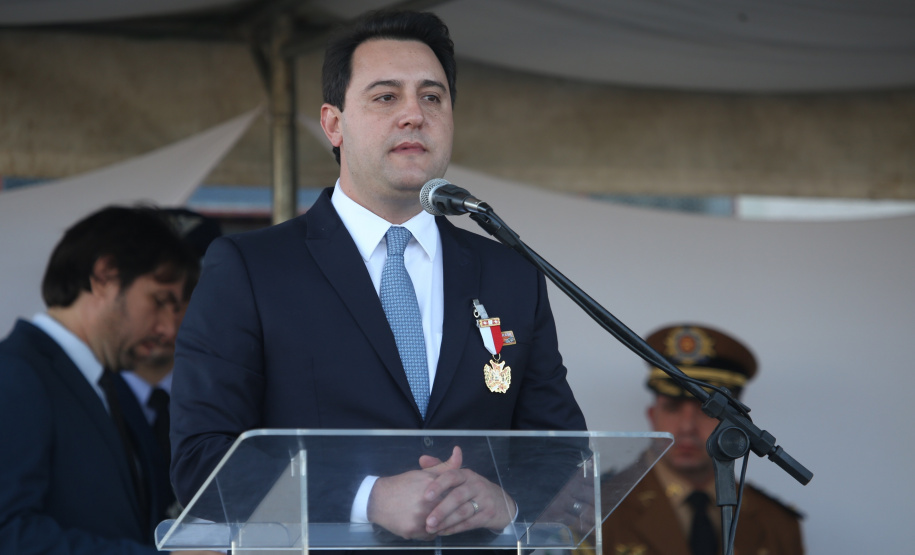 O governador Carlos Massa Ratinho Junior e o presidente em exercício Hamilton Mourão receberam nesta sexta-feira (28) a medalha Heróis da Cavalaria, da Polícia Montada Coronel Dulcídio. A condecoração foi entregue na cerimônia, em Curitiba, que comemora os 140 anos do regimento, que é a unidade mais antiga da Polícia Militar do Paraná.  -  Curitiba, 28/06/2019  -  Foto: José Fernando Ogura/ANPr
