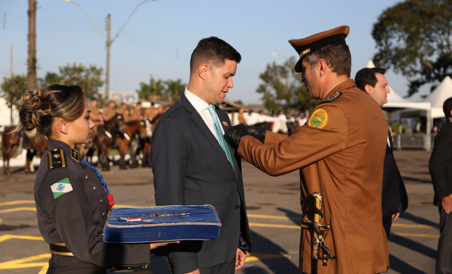 O governador Carlos Massa Ratinho Junior e o presidente em exercício Hamilton Mourão receberam nesta sexta-feira (28) a medalha Heróis da Cavalaria, da Polícia Montada Coronel Dulcídio. A condecoração foi entregue na cerimônia, em Curitiba, que comemora os 140 anos do regimento, que é a unidade mais antiga da Polícia Militar do Paraná.  -  Curitiba, 28/06/2019  -  Foto: José Fernando Ogura/ANPr