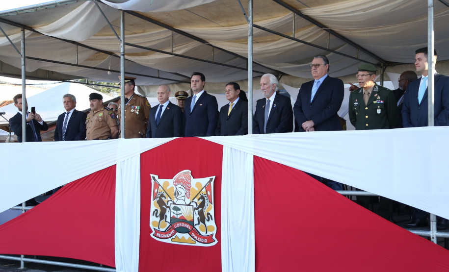 O governador Carlos Massa Ratinho Junior e o presidente em exercício Hamilton Mourão receberam nesta sexta-feira (28) a medalha Heróis da Cavalaria, da Polícia Montada Coronel Dulcídio. A condecoração foi entregue na cerimônia, em Curitiba, que comemora os 140 anos do regimento, que é a unidade mais antiga da Polícia Militar do Paraná.  -  Curitiba, 28/06/2019  -  Foto: José Fernando Ogura/ANPr