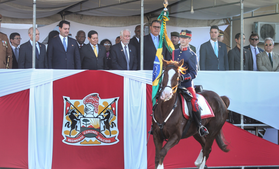 O governador Carlos Massa Ratinho Junior e o presidente em exercício Hamilton Mourão receberam nesta sexta-feira (28) a medalha Heróis da Cavalaria, da Polícia Montada Coronel Dulcídio. A condecoração foi entregue na cerimônia, em Curitiba, que comemora os 140 anos do regimento, que é a unidade mais antiga da Polícia Militar do Paraná.  -  Curitiba, 28/06/2019  -  Foto: José Fernando Ogura/ANPr