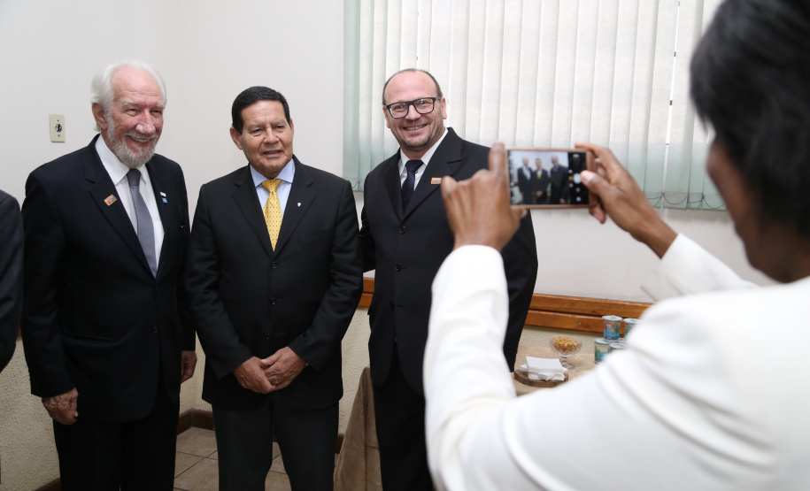 O governador Carlos Massa Ratinho Junior e o presidente em exercício Hamilton Mourão receberam nesta sexta-feira (28) a medalha Heróis da Cavalaria, da Polícia Montada Coronel Dulcídio. A condecoração foi entregue na cerimônia, em Curitiba, que comemora os 140 anos do regimento, que é a unidade mais antiga da Polícia Militar do Paraná.  -  Curitiba, 28/06/2019  -  Foto: José Fernando Ogura/ANPr
