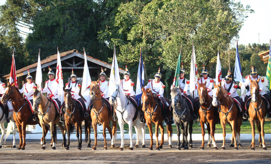 O governador Carlos Massa Ratinho Junior e o presidente em exercício Hamilton Mourão receberam nesta sexta-feira (28) a medalha Heróis da Cavalaria, da Polícia Montada Coronel Dulcídio. A condecoração foi entregue na cerimônia, em Curitiba, que comemora os 140 anos do regimento, que é a unidade mais antiga da Polícia Militar do Paraná.  -  Curitiba, 28/06/2019  -  Foto: José Fernando Ogura/ANPr