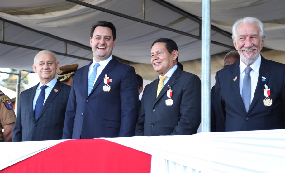 O governador Carlos Massa Ratinho Junior e o presidente em exercício Hamilton Mourão receberam nesta sexta-feira (28) a medalha Heróis da Cavalaria, da Polícia Montada Coronel Dulcídio. A condecoração foi entregue na cerimônia, em Curitiba, que comemora os 140 anos do regimento, que é a unidade mais antiga da Polícia Militar do Paraná.  -  Curitiba, 28/06/2019  -  Foto: José Fernando Ogura/ANPr