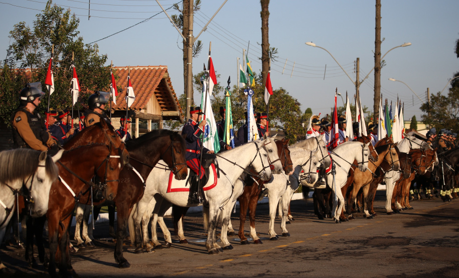 O governador Carlos Massa Ratinho Junior e o presidente em exercício Hamilton Mourão receberam nesta sexta-feira (28) a medalha Heróis da Cavalaria, da Polícia Montada Coronel Dulcídio. A condecoração foi entregue na cerimônia, em Curitiba, que comemora os 140 anos do regimento, que é a unidade mais antiga da Polícia Militar do Paraná.  -  Curitiba, 28/06/2019  -  Foto: José Fernando Ogura/ANPr