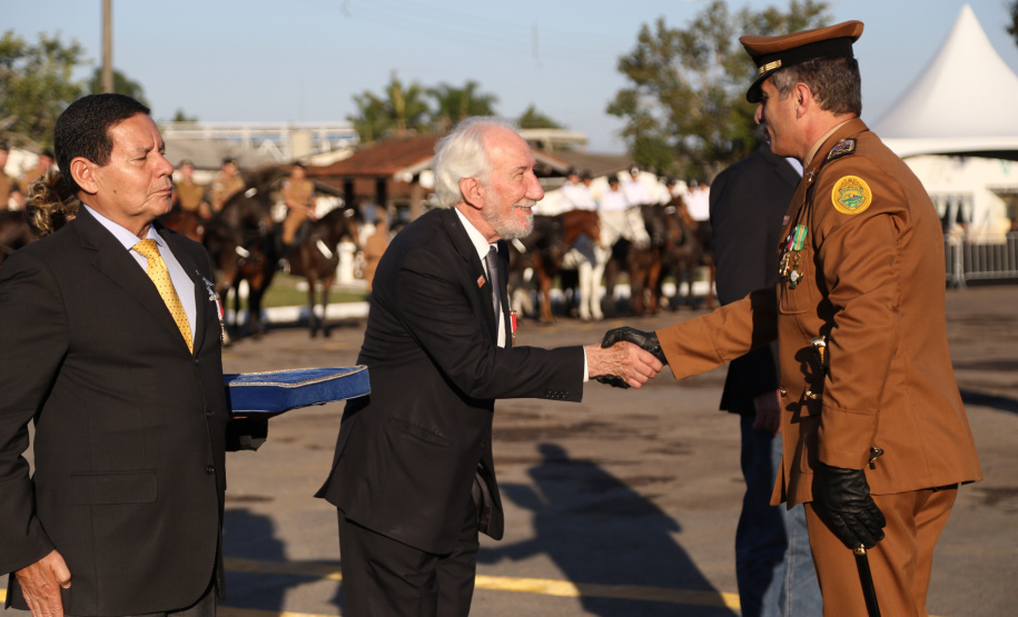 O governador Carlos Massa Ratinho Junior e o presidente em exercício Hamilton Mourão receberam nesta sexta-feira (28) a medalha Heróis da Cavalaria, da Polícia Montada Coronel Dulcídio. A condecoração foi entregue na cerimônia, em Curitiba, que comemora os 140 anos do regimento, que é a unidade mais antiga da Polícia Militar do Paraná.  -  Curitiba, 28/06/2019  -  Foto: José Fernando Ogura/ANPr