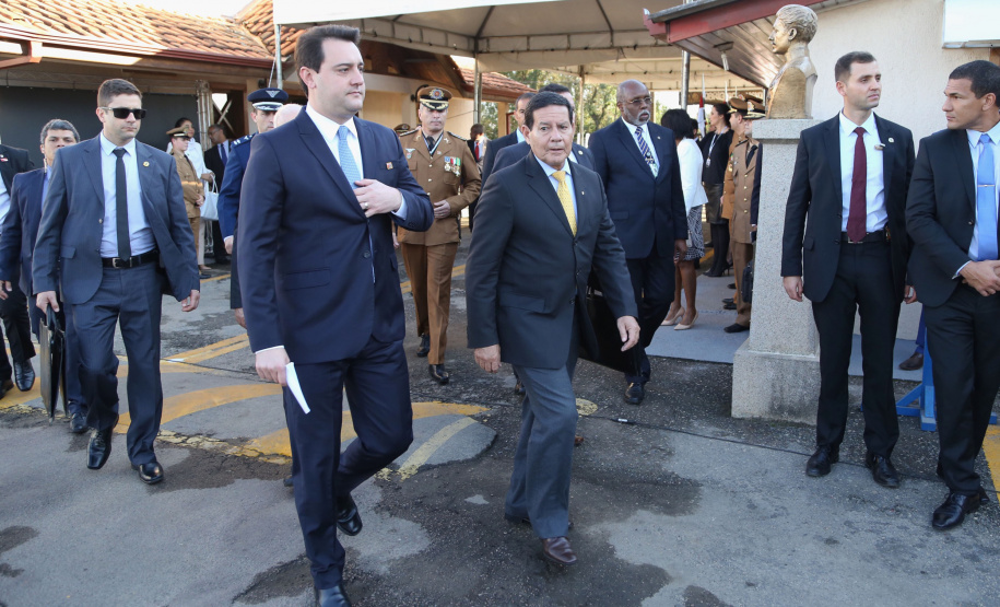 O governador Carlos Massa Ratinho Junior e o presidente em exercício Hamilton Mourão receberam nesta sexta-feira (28) a medalha Heróis da Cavalaria, da Polícia Montada Coronel Dulcídio. A condecoração foi entregue na cerimônia, em Curitiba, que comemora os 140 anos do regimento, que é a unidade mais antiga da Polícia Militar do Paraná.  -  Curitiba, 28/06/2019  -  Foto: José Fernando Ogura/ANPr