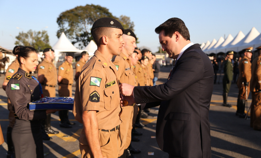 O governador Carlos Massa Ratinho Junior e o presidente em exercício Hamilton Mourão receberam nesta sexta-feira (28) a medalha Heróis da Cavalaria, da Polícia Montada Coronel Dulcídio. A condecoração foi entregue na cerimônia, em Curitiba, que comemora os 140 anos do regimento, que é a unidade mais antiga da Polícia Militar do Paraná.  -  Curitiba, 28/06/2019  -  Foto: José Fernando Ogura/ANPr