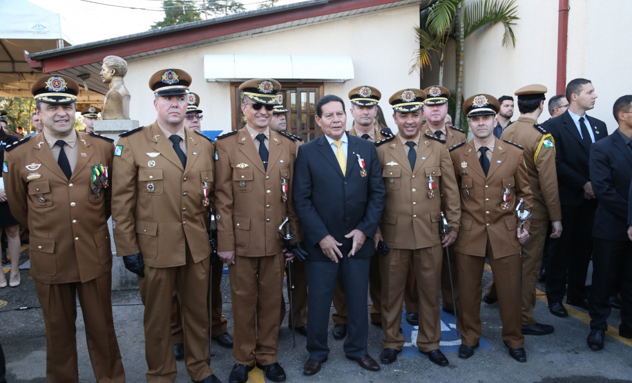 O governador Carlos Massa Ratinho Junior e o presidente em exercício Hamilton Mourão receberam nesta sexta-feira (28) a medalha Heróis da Cavalaria, da Polícia Montada Coronel Dulcídio. A condecoração foi entregue na cerimônia, em Curitiba, que comemora os 140 anos do regimento, que é a unidade mais antiga da Polícia Militar do Paraná.  -  Curitiba, 28/06/2019  -  Foto: José Fernando Ogura/ANPr