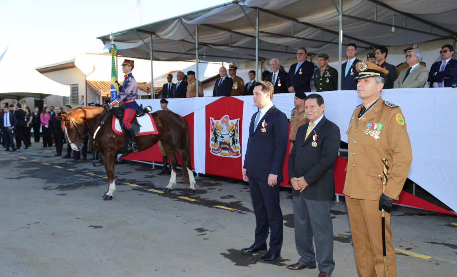 O governador Carlos Massa Ratinho Junior e o presidente em exercício Hamilton Mourão receberam nesta sexta-feira (28) a medalha Heróis da Cavalaria, da Polícia Montada Coronel Dulcídio. A condecoração foi entregue na cerimônia, em Curitiba, que comemora os 140 anos do regimento, que é a unidade mais antiga da Polícia Militar do Paraná.  -  Curitiba, 28/06/2019  -  Foto: José Fernando Ogura/ANPr