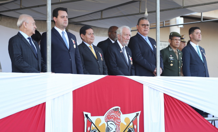 O governador Carlos Massa Ratinho Junior e o presidente em exercício Hamilton Mourão receberam nesta sexta-feira (28) a medalha Heróis da Cavalaria, da Polícia Montada Coronel Dulcídio. A condecoração foi entregue na cerimônia, em Curitiba, que comemora os 140 anos do regimento, que é a unidade mais antiga da Polícia Militar do Paraná.  -  Curitiba, 28/06/2019  -  Foto: José Fernando Ogura/ANPr