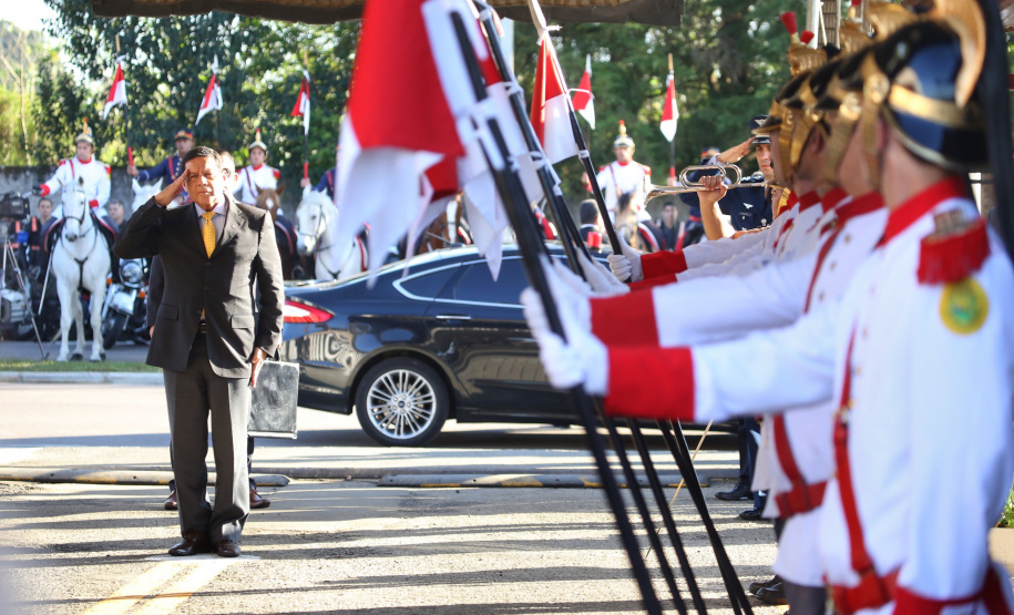 O governador Carlos Massa Ratinho Junior e o presidente em exercício Hamilton Mourão receberam nesta sexta-feira (28) a medalha Heróis da Cavalaria, da Polícia Montada Coronel Dulcídio. A condecoração foi entregue na cerimônia, em Curitiba, que comemora os 140 anos do regimento, que é a unidade mais antiga da Polícia Militar do Paraná.  -  Curitiba, 28/06/2019  -  Foto: José Fernando Ogura/ANPr