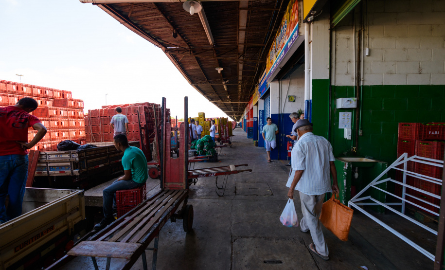A Ceasa Paraná promove a partir do dia 9 mais uma etapa no processo de licitações de áreas no mercado atacadista de hortigranjeiros e atípicos em geral em suas unidades. Serão ofertadas 52 áreas, distribuídas em 36 lotes para o sistema de pregão presencial tipo maior lance ou oferta, para a Ceasa de Curitiba.Foto - Antonio Costa/Arquivo ANPr