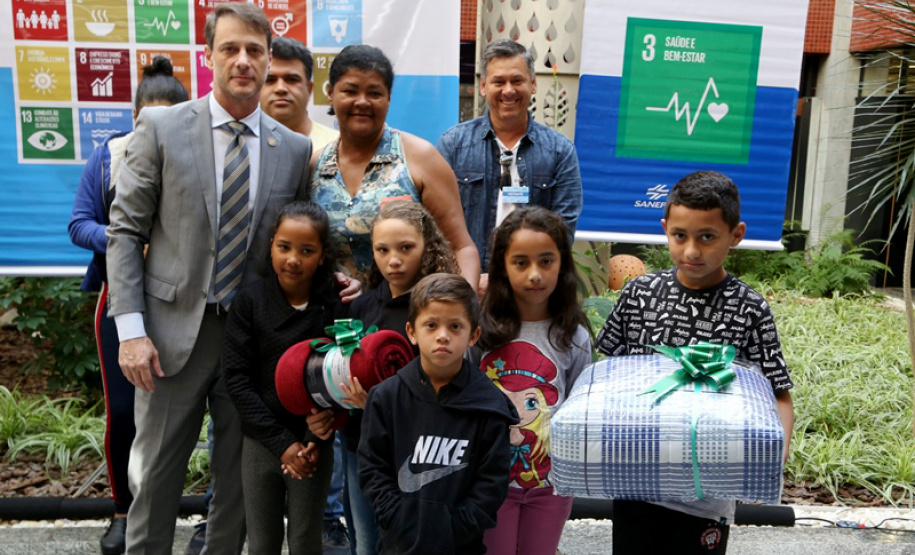 O presidente da Sanepar Claudio Stabile com crianças e representantes das entidades beneficiadas pela Campanha do Agasalho. Foto: Divulgação/Sanepar