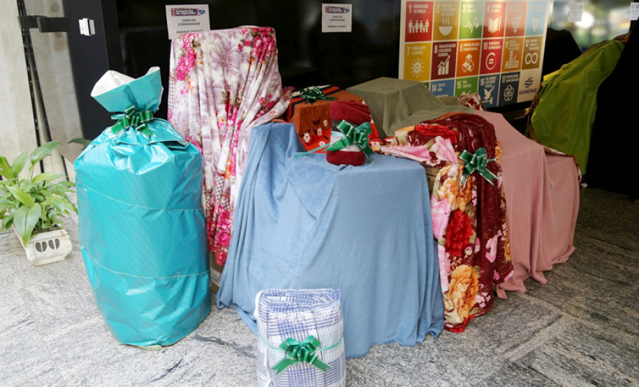 As doações arrecadadas durante a Campanha do Agasalho 2019 da Sanepar foram entregues simbolicamente, na manhã desta segunda-feira (1º), pelo presidente da empresa, Claudio Stabile, pela presidente das Fundações Sanepar, Claudia Trindade, e pela diretora administrativa, Priscila Brunetta, aos presidentes de três entidades representativas de comunidades carentes de Curitiba: Casa da Comunidade Parque Iguaçu, Associação de Moradores e Amigos Vila Verde e Associação de Moradores Vitória Régia