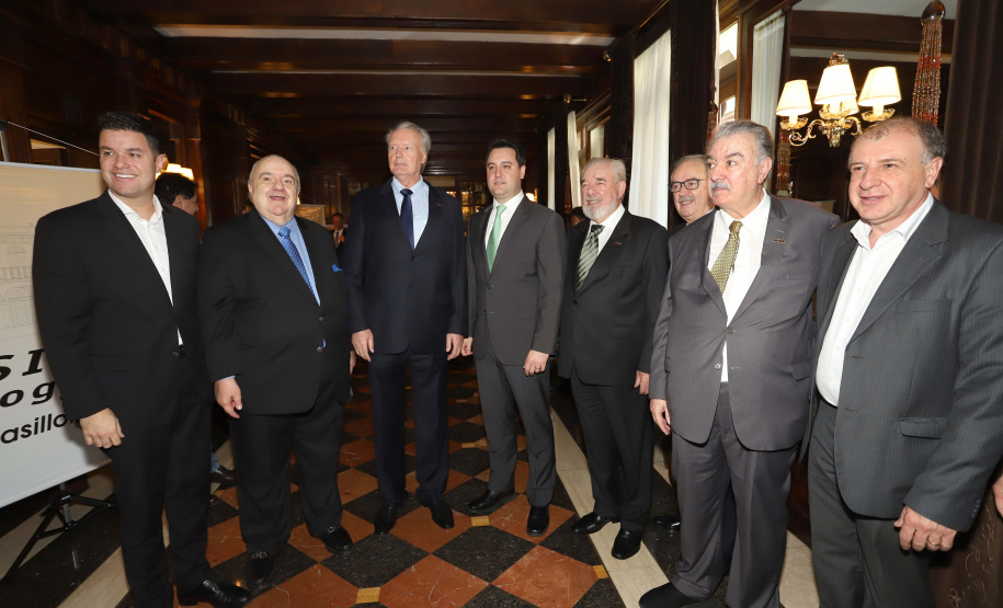O governador Carlos Massa Ratinho Junior recebe de Nelson Hubner, presidente da AECIC, o título de Personalidade AECIC 2019.Curitiba, 01-07-19.Foto: Arnaldo Alves / ANPr.