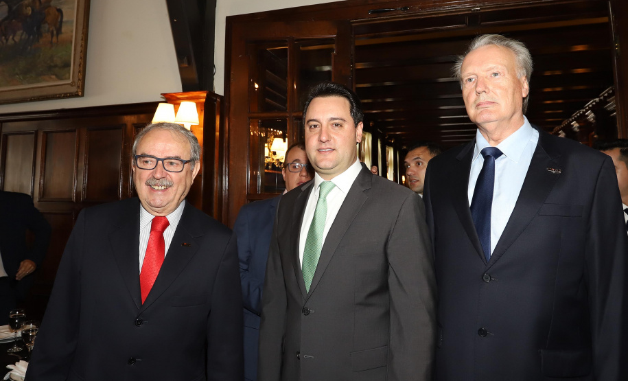 O governador Carlos Massa Ratinho Junior recebe de Nelson Hubner, presidente da AECIC, o título de Personalidade AECIC 2019. N/F: Celso Luiz Gusso, novo presidente da AECIC, governador Ratinho Junior e Nelson Hubner, presidente que deixa a entidade.Curitiba, 01-07-19.Foto: Arnaldo Alves / ANPr.