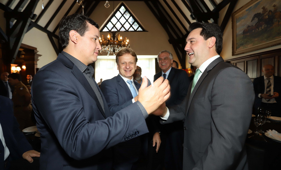O governador Carlos Massa Ratinho Junior recebe de Nelson Hubner, presidente da AECIC, o título de Personalidade AECIC 2019.Curitiba, 01-07-19.Foto: Arnaldo Alves / ANPr.
