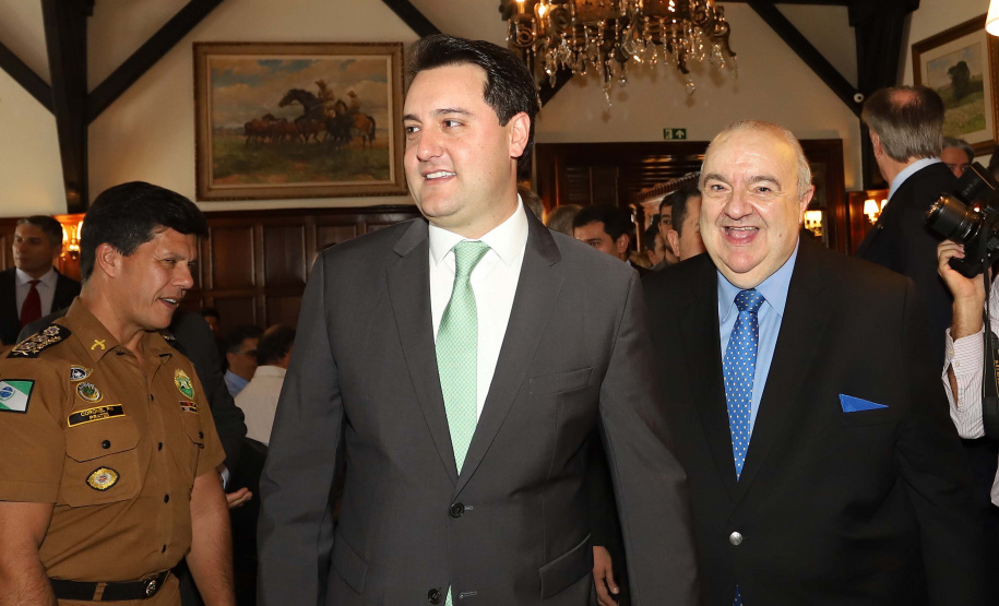 O governador Carlos Massa Ratinho Junior recebe de Nelson Hubner, presidente da AECIC, o título de Personalidade AECIC 2019.Curitiba, 01-07-19.Foto: Arnaldo Alves / ANPr.