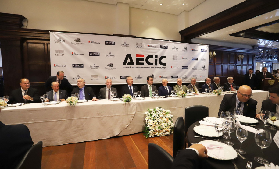 O governador Carlos Massa Ratinho Junior recebe de Nelson Hubner, presidente da AECIC, o título de Personalidade AECIC 2019.Curitiba, 01-07-19.Foto: Arnaldo Alves / ANPr.