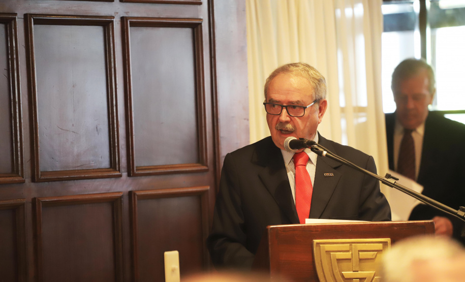 O governador Carlos Massa Ratinho Junior recebe de Nelson Hubner, presidente da AECIC, o título de Personalidade AECIC 2019. N/F: Celso Luiz Gusso, novo presidente da AECIC.Curitiba, 01-07-19.Foto: Arnaldo Alves / ANPr.