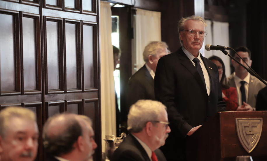 O governador Carlos Massa Ratinho Junior recebe de Nelson Hubner, presidente da AECIC, o título de Personalidade AECIC 2019. N/F: Nelson Hubner, presidente que deixa a AECIC.Curitiba, 01-07-19.Foto: Arnaldo Alves / ANPr.